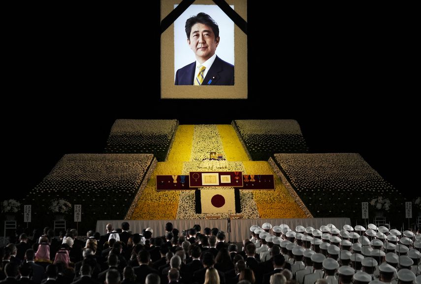 "Benefactor" de Japón para unos y "fascista" para otros: partidarios y detractores del ex primer ministro asesinado Shinzo Abe mostraron el martes sus divisiones alrededor de su funeral de Estado en Tokio.