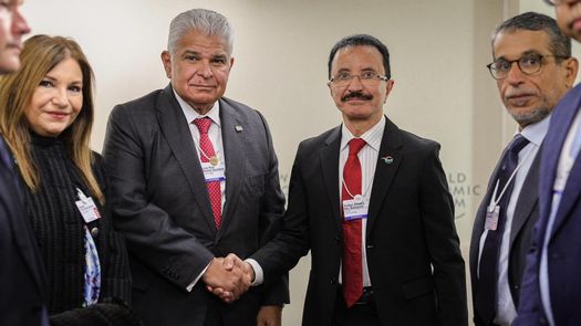 En el marco del Foro Económico Mundial, el presidente de Panamá, José Raúl Mulino, sostuvo este miércoles una reunión con el sultán Ahmed bin Sulayem, presidente de DP World, compañía líder mundial en el sector marítimo y en soluciones integrales para la cadena de suministro. En el marco del Foro Económico Mundial, el presidente de Panamá, José Raúl Mulino, sostuvo este miércoles una reunión con el sultán Ahmed bin Sulayem, presidente de DP World, compañía líder mundial en el sector marítimo y en soluciones integrales para la cadena de suministro.