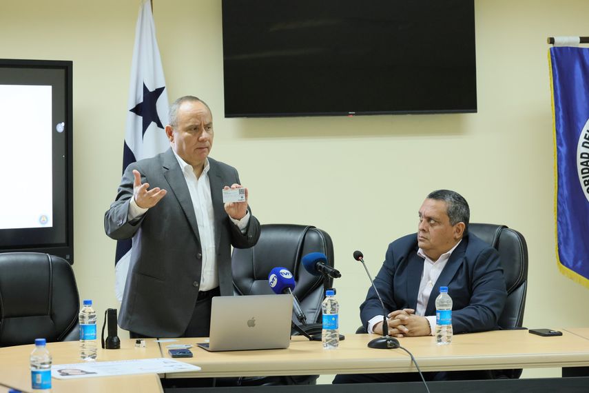 Autoridades de la ATTT presentaron la nueva licencia en Panamá