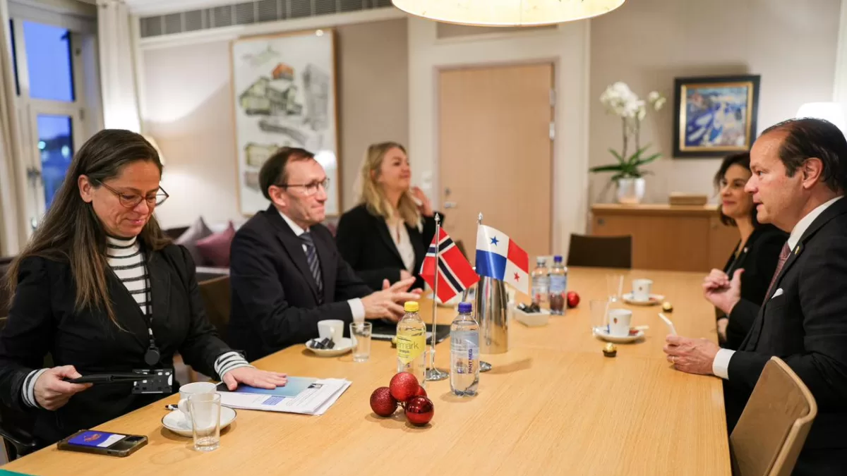 El canciller de Panamá, Javier Martínez-Acha, mantuvo este miércoles una reunión en Oslo con su homólogo noruego, Espen Barth Eide, quien le mostró interés en temas de inversión, tanto en proyectos públicos como los que ejecuta el Canal interoceánico, según el Gobierno panameño. El canciller de Panamá, Javier Martínez-Acha, mantuvo este miércoles una reunión en Oslo con su homólogo noruego, Espen Barth Eide, quien le mostró interés en temas de inversión, tanto en proyectos públicos como los que ejecuta el Canal interoceánico, según el Gobierno panameño.