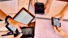 Celulares en los salones de clases ¿Debe restringirse su uso a los estudiantes?