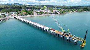 El presidente de la República, José Raúl Mulino, anunció en Puerto Armuelles una serie de proyectos estratégicos destinados a dinamizar la economía de la provincia de Chiriquí, entre ellos la construcción del Puerto de Barú, la modernización del área de aduanas de Paso Canoas y el impulso al ferrocarril Chiriquí-Panamá.