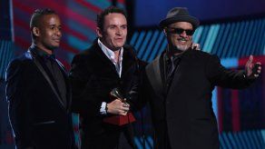 Omar Alfanno se lleva Grammy Latino por Vine a buscarte