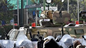 Militares intentan derribar puerta del palacio presidencial en Bolivia