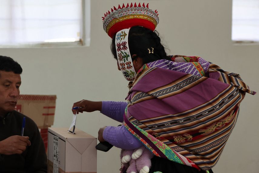 Perú vota en un reñido balotaje para elegir a su noveno presidente en 10 años