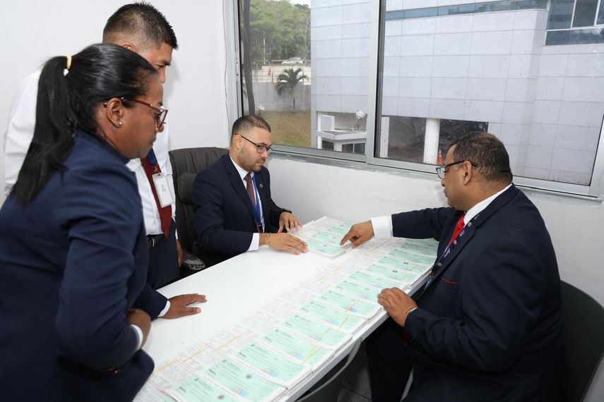 Contraloría entrega cheques en mano a funcionarios de Asamblea para reforzar control