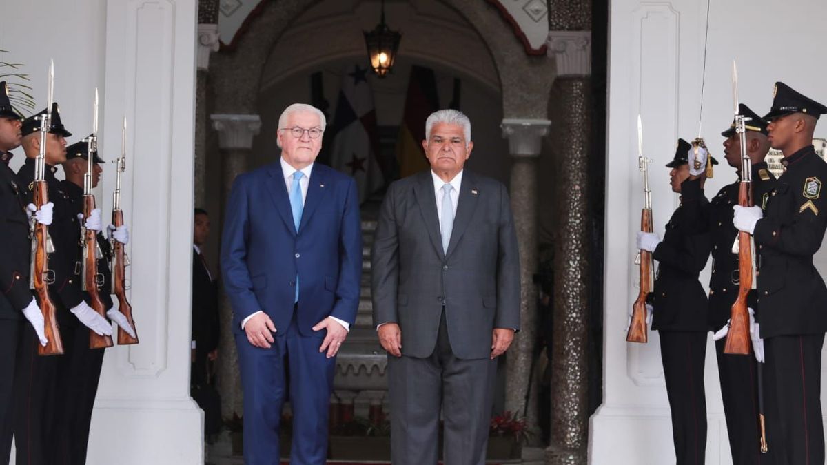 El Presidente de la República, José Raúl Mulino, recibió este lunes en el Palacio de Las Garzas al Presidente de Alemania, Frank-Walter Steinmeier, para sostener reuniones bilaterales, con el objetivo de fortalecer la relación histórica e impulsar cooperación, desarrollo y nuevas oportunidades en beneficio de ambas naciones. El Presidente de la República, José Raúl Mulino, recibió este lunes en el Palacio de Las Garzas al Presidente de Alemania, Frank-Walter Steinmeier, para sostener reuniones bilaterales, con el objetivo de fortalecer la relación histórica e impulsar cooperación, desarrollo y nuevas oportunidades en beneficio de ambas naciones.