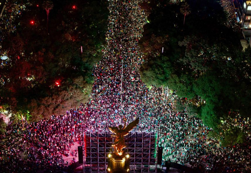 Las calles de México fueron abarrotadas por fanáticos. EFE