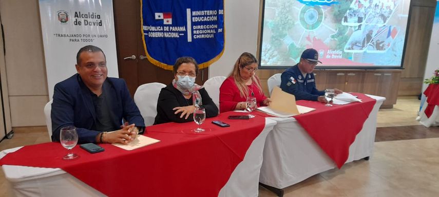 El Comisionado, Edgar González, jefe de la zona policial de Chiriquí detalló que se contará con más de 800 unidades, para estas festividades. El Comisionado, Edgar González, jefe de la zona policial de Chiriquí detalló que se contará con más de 800 unidades, para estas festividades.