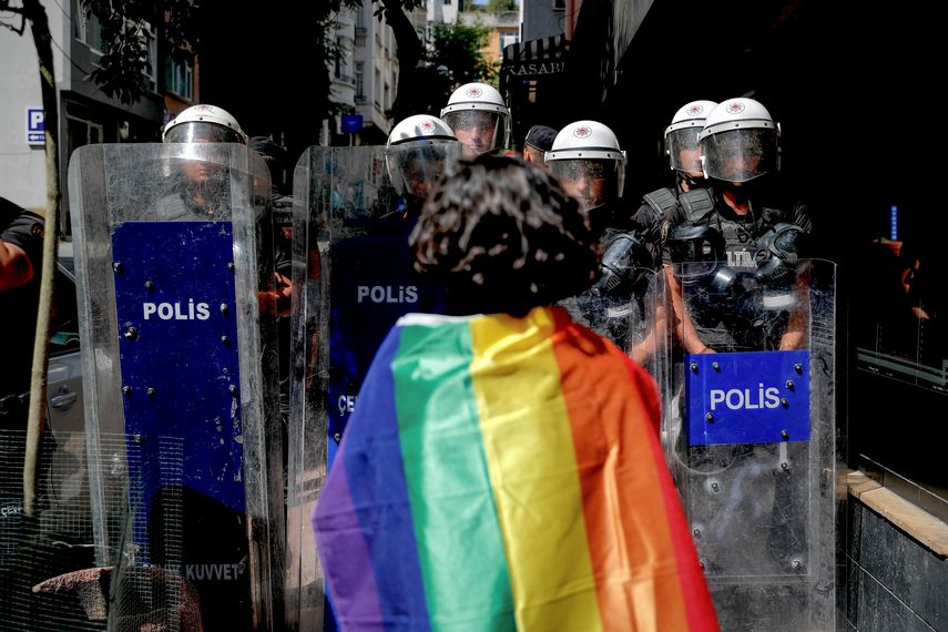 Casi 400 personas fueron detenidas el domingo en Estambul, Turquía, durante la marcha del Orgullo LGTBQ+, anunciaron los organizadores del desfile y una asociación de defensa de los derechos de personas de ese colectivo.
