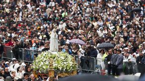 Miles de fieles recuerdan en Fátima a Francisco y oran por nuevo pontificado de León XIV