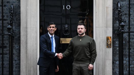 Presidente de Ucrania visita Londres, que incrementa su presión a Rusia