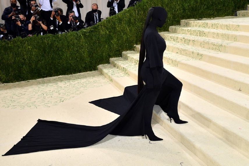 La socialité estadounidense Kim Kardashian llegando a la Met Gala 2021 en el Metropolitan Museum of Art el 13 de septiembre de 2021 en Nueva York. Fue una de las más comentadas.