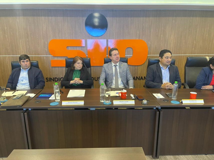 Los miembros de la SIP concedieron cortesía de sala a la directora de la Descentralización