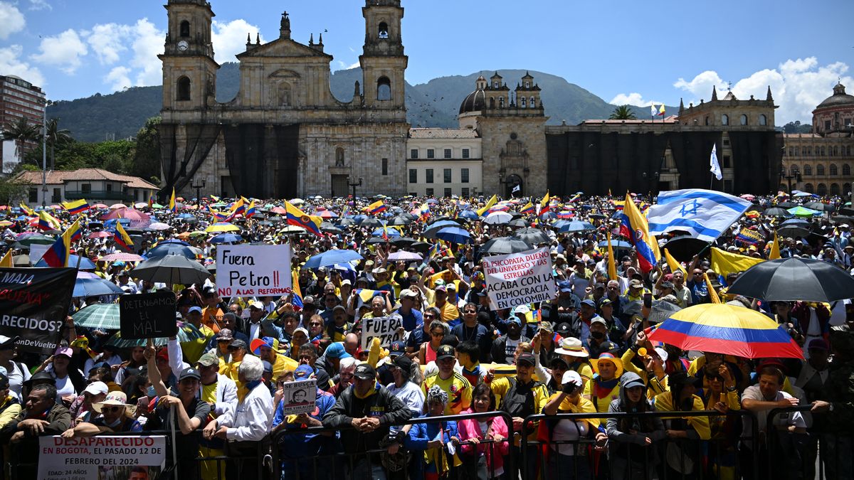 Miles protestan en Colombia contra el gobierno de Gustavo Petro