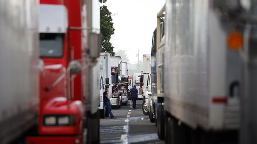 Estamos peleando pueblo contra pueblo, afirman camioneros varados en cierres