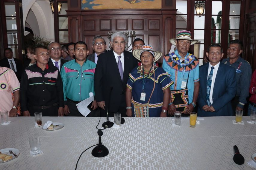 Caciques Ngäbe Buglé presentan Plan de Gobierno Tradicional al presidente Mulino