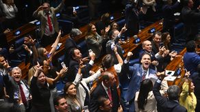 El Senado de Brasil aprobó este miércoles la propuesta de reducción de la jornada laboral en el país suramericano de 44 a 40 horas semanales, un proyecto impulsado por el jefe de Estado, Luiz Inácio Lula da Silva, a once días de la segunda vuelta de las elecciones presidenciales.