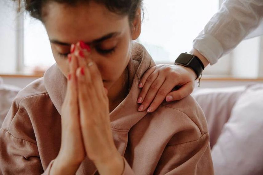 La depresión en los adolescentes es una complicación mental seria que lleva al joven a perder el interés en las cosas y a tener sentimientos de tristeza y apatía constantes. La depresión en los adolescentes es una complicación mental seria que lleva al joven a perder el interés en las cosas y a tener sentimientos de tristeza y apatía constantes.