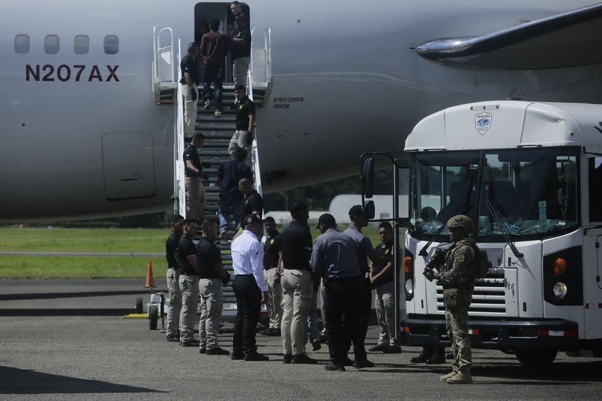 Panamá deporta a 133 indios y vietnamitas que cruzaron el Darién. Panamá deporta a 133 indios y vietnamitas que cruzaron el Darién.