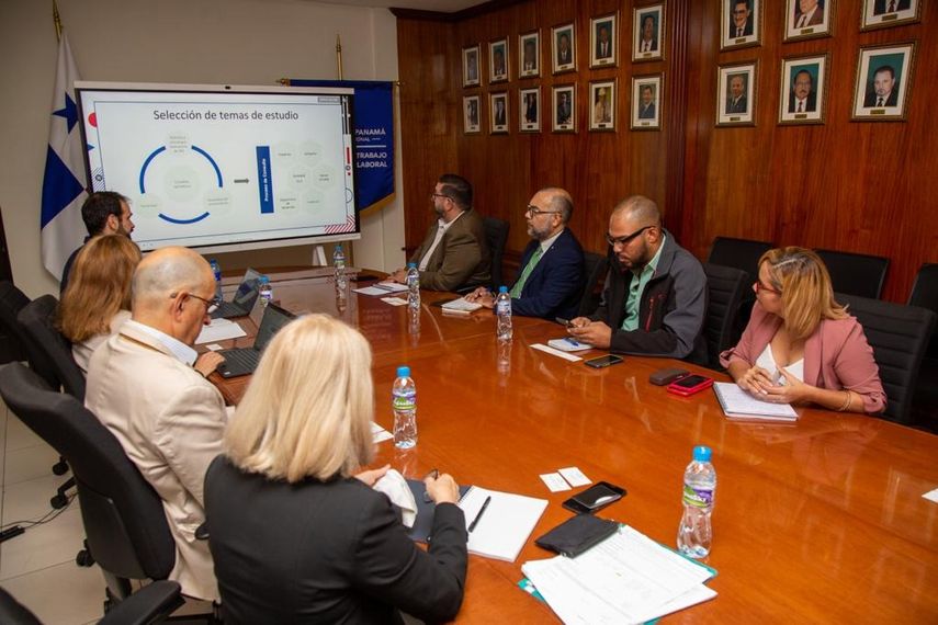 Representantes del Banco Mundial se reunieron con el viceministro de Trabajo, con el fin de conocer los temas relevantes de las políticas públicas y programas para un futuro análisis y reporte del mercado laboral. Representantes del Banco Mundial se reunieron con el viceministro de Trabajo, con el fin de conocer los temas relevantes de las políticas públicas y programas para un futuro análisis y reporte del mercado laboral.