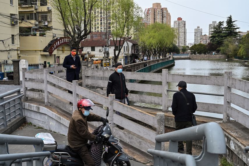 La baja mortalidad -solamente 190 decesos por más de medio millón de personas contagiadas- de la ola de covid-19 que registra Shanghái, la mayor ciudad de China, intriga a muchos expertos.