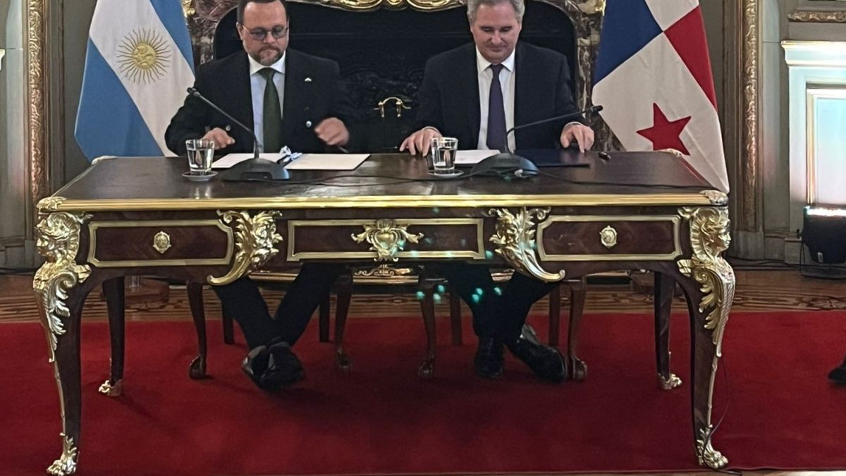 El ministro de Comercio e Industrias de Panamá, Julio Moltó, firmó en Buenos Aires los Términos de Referencia (TDRs) para fortalecer las relaciones comerciales con Argentina, en un acto que marca el inicio de una nueva etapa de cooperación económica bilateral. El ministro de Comercio e Industrias de Panamá, Julio Moltó, firmó en Buenos Aires los Términos de Referencia (TDRs) para fortalecer las relaciones comerciales con Argentina, en un acto que marca el inicio de una nueva etapa de cooperación económica bilateral.