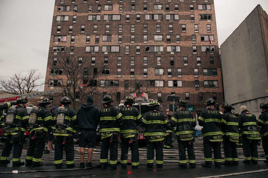 Nueva York: Al menos 19 muertos en incendio de un edificio