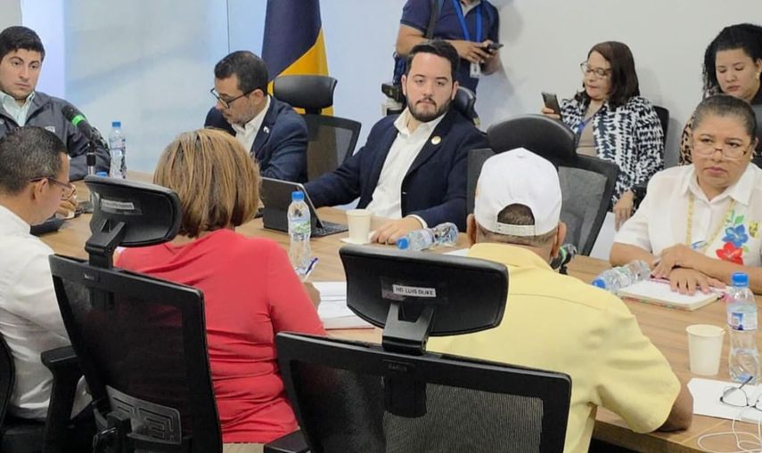 Docentes acudieron a la Asamblea a exigir cumplimiento de la declaración de principios