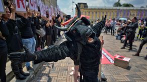 Colombianos se visten de toros y piden prohibir corridas