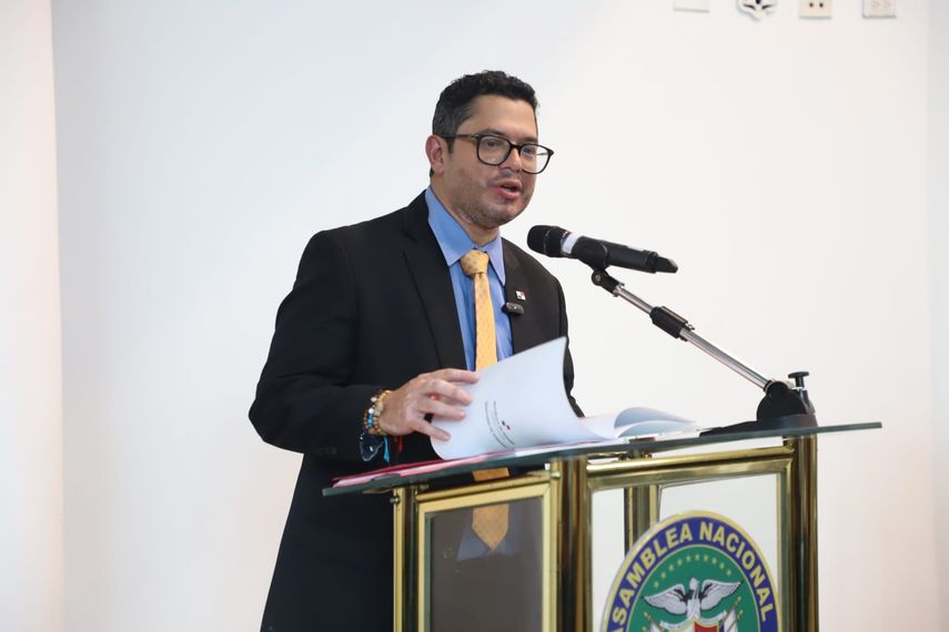 El ministro de Gobierno y presidente del Patronato, Roger Tejada, explicó que el proyecto modifica el artículo 30 de la Ley 10 de 2010 para que el fideicomiso de los fondos del Benemérito Cuerpo de Bomberos de Panamá. El ministro de Gobierno y presidente del Patronato, Roger Tejada, explicó que el proyecto modifica el artículo 30 de la Ley 10 de 2010 para que el fideicomiso de los fondos del Benemérito Cuerpo de Bomberos de Panamá.