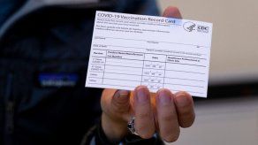 Fiscales de Nueva York acusaron a 15 personas por presuntamente ser parte de una red que entregaba falsos certificados de vacunación