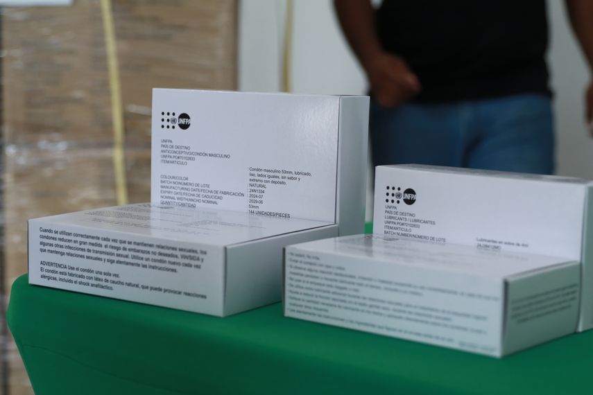 El Fondo de Población de las Naciones Unidas (UNFPA) entregó una importante donación de insumos al Ministerio de Salud (Minsa), que será distribuida en las provincias de Colón y Bocas del Toro, dos de las más afectadas por esta realidad. El Fondo de Población de las Naciones Unidas (UNFPA) entregó una importante donación de insumos al Ministerio de Salud (Minsa), que será distribuida en las provincias de Colón y Bocas del Toro, dos de las más afectadas por esta realidad.