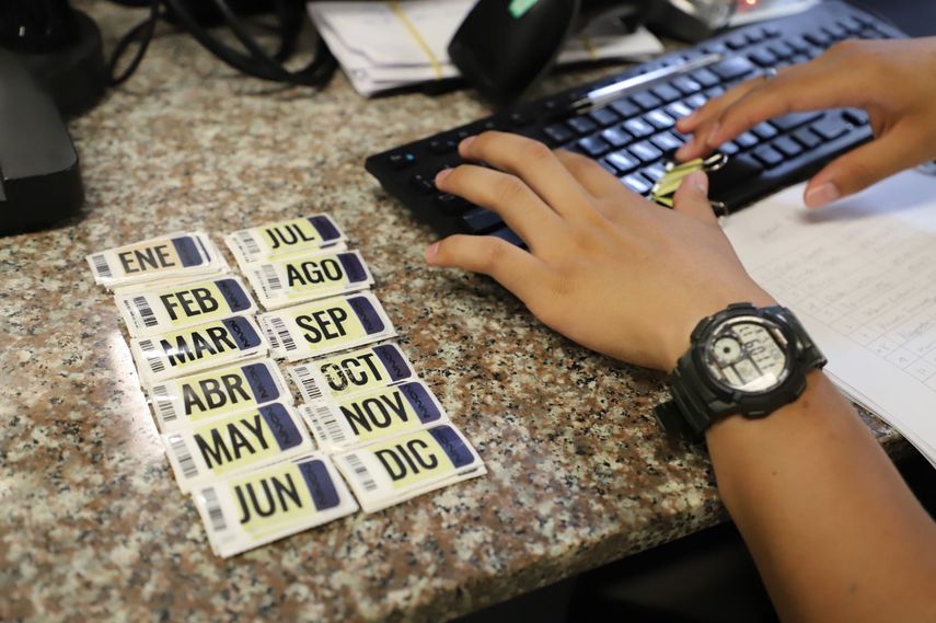 Alcaldía de Panamá inicia la entrega de calcomanías de febrero