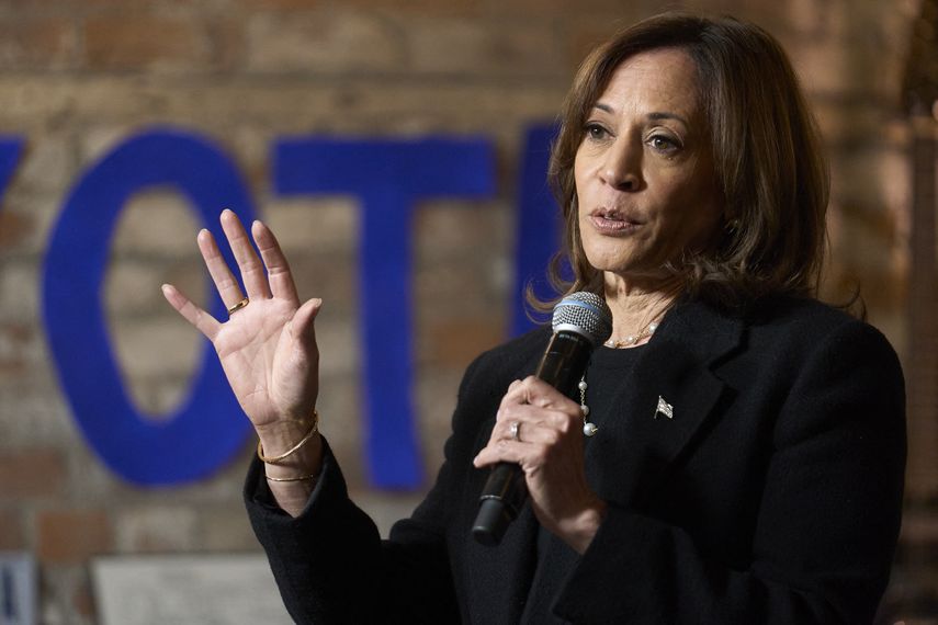 Harris cuestiona salud mental de Trump tras recital de canciones en acto electoral