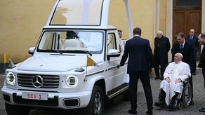 Papa Francisco recibe su primer papamóvil eléctrico de Mercedes Benz
