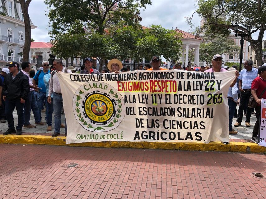 Los gremios de profesionales de ciencias agropecuarias se mantendrán en la mesa de negociación a fin de lograr un acuerdo que satisfaga a las partes. Los gremios de profesionales de ciencias agropecuarias se mantendrán en la mesa de negociación a fin de lograr un acuerdo que satisfaga a las partes.