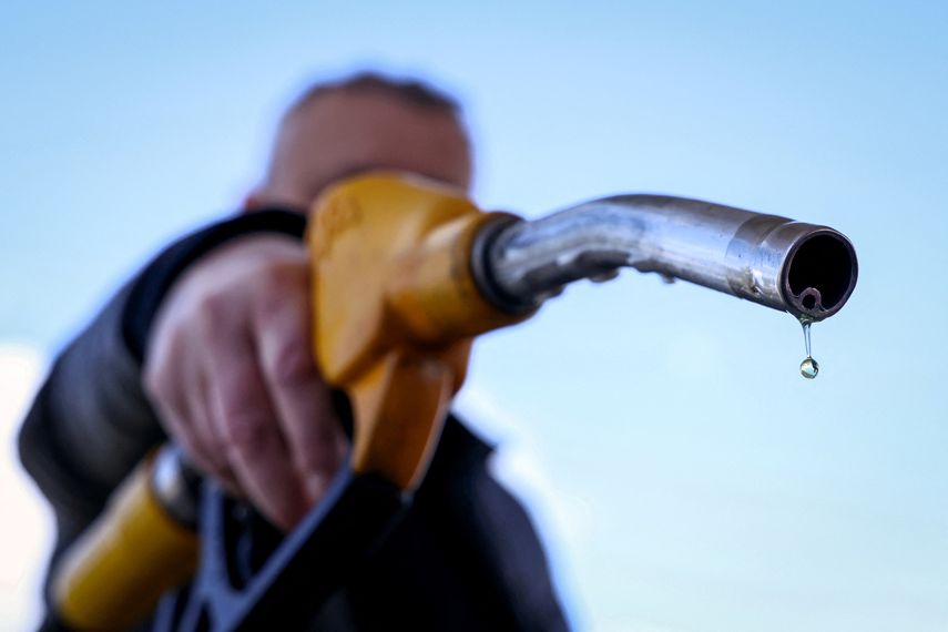 Los precios del petróleo cedieron el jueves tras una sesión muy volátil