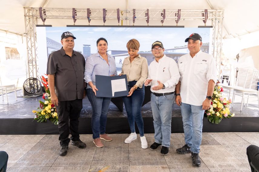 El ministro de Gobierno, Roger Tejada Bryden, entregó la orden de proceder y dio la primera palada para la construcción del nuevo Centro de Resocialización contra el Narcotráfico, provincia de Colón. El ministro de Gobierno, Roger Tejada Bryden, entregó la orden de proceder y dio la primera palada para la construcción del nuevo Centro de Resocialización contra el Narcotráfico, provincia de Colón.
