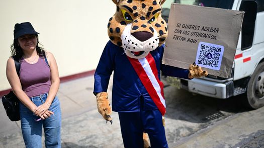 Perú inició este domingo sus votaciones para renovar presidente y parlamentarios en una elección inédita con 35 presidenciables, en un contexto de profunda crisis política y una escalada de la criminalidad. Perú inició este domingo sus votaciones para renovar presidente y parlamentarios en una elección inédita con 35 presidenciables, en un contexto de profunda crisis política y una escalada de la criminalidad.