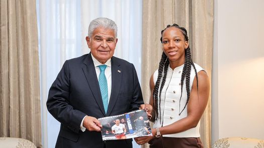 Mulino junto a Joselyne Edwards Laboriel, conocida en el mundo de las artes marciales mixtas como “La Pantera”.