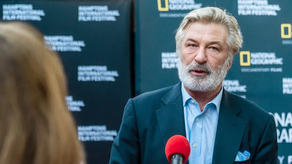 Cargos de homicidio involuntario contra Alec Baldwin serán retirados