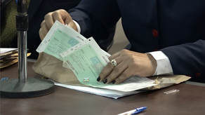 Funcionarios de la Asamblea cobran su segunda quincena de abril mediante cheques