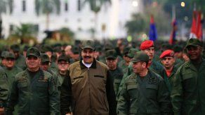 Maduro llama a los militares a combatir a cualquier golpista