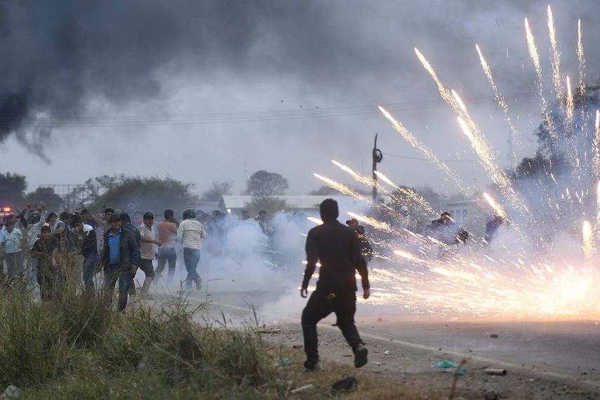 Contingente policial en Bolivia se enfrentó a los manifestantes. AFP