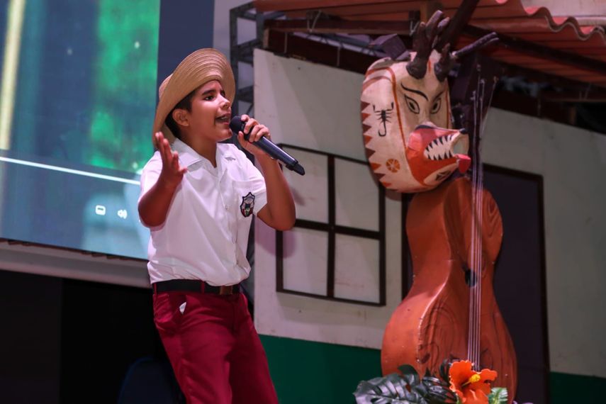 Cada uno de los estudiantes se expresó cantando sobre la importancia de cuidar el ambiente.