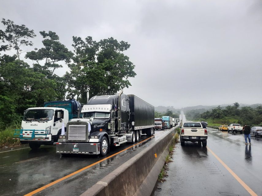 Una caravana con más de 200 vehículos cargados con más de 50 mil quintales de alimentos salió desde Tierras Altas para abastecer la ciudad capital