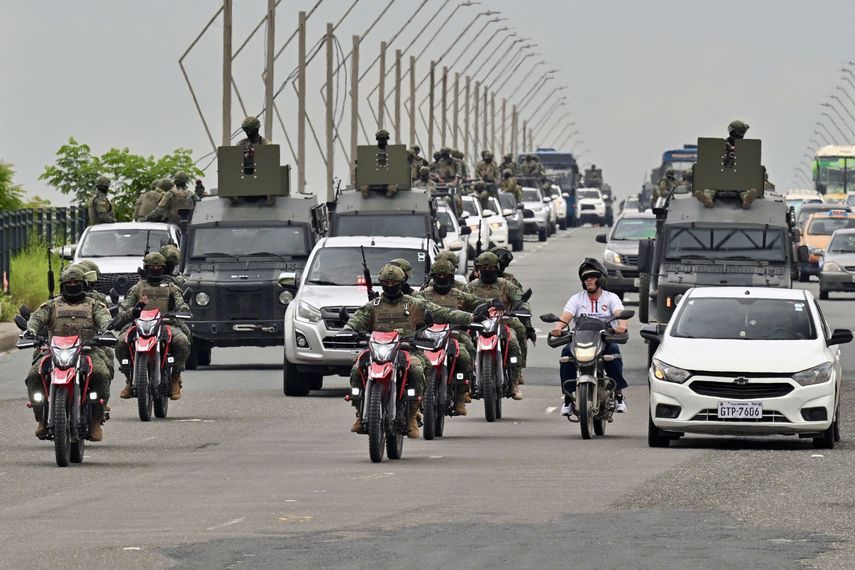 Militares en Ecuador realizan despliegue en las calles. AFP
