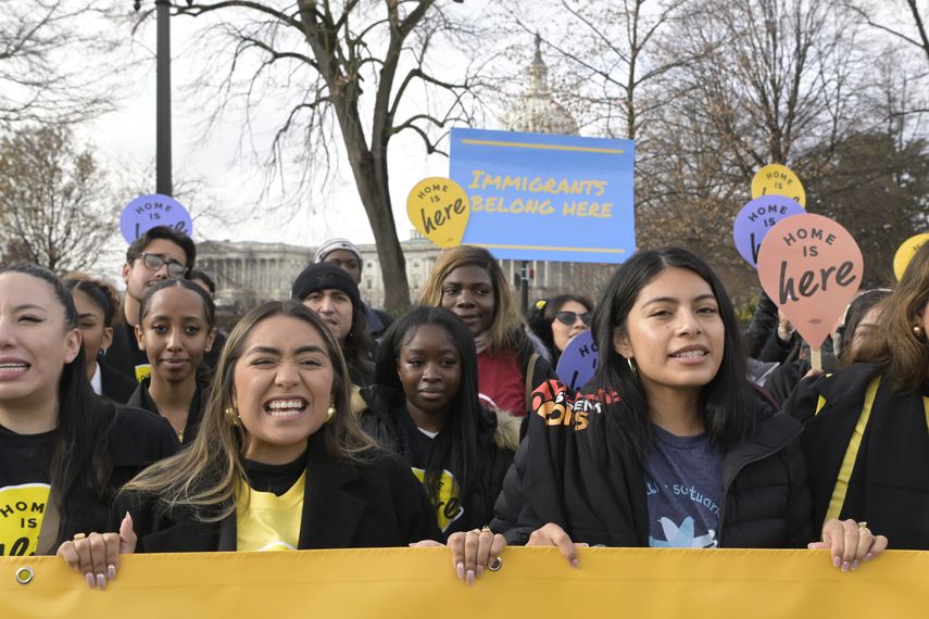 La incertidumbre y el miedo se apoderan de familias migrantes en Estados Unidos, que auguran una "amarga" Navidad, sin regalos ni cenas especiales, y ahorrando para abogados de migración a pocos días del regreso a la Casa Blanca de Donald Trump. La incertidumbre y el miedo se apoderan de familias migrantes en Estados Unidos, que auguran una "amarga" Navidad, sin regalos ni cenas especiales, y ahorrando para abogados de migración a pocos días del regreso a la Casa Blanca de Donald Trump.