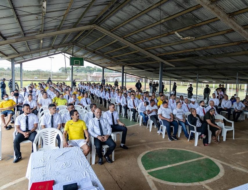 El Ministerio de Gobierno (Mingob), a través de la Dirección General del Sistema Penitenciario (DGSP), graduó a mil 49 privados de libertad en los centros penitenciarios del país en primaria, premedia y media.